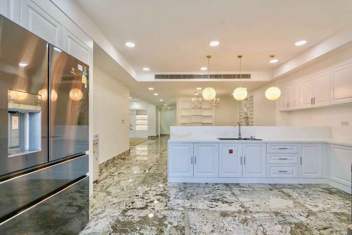 SPECIOUS PENTHOUSE FOR RENT AT BKK1