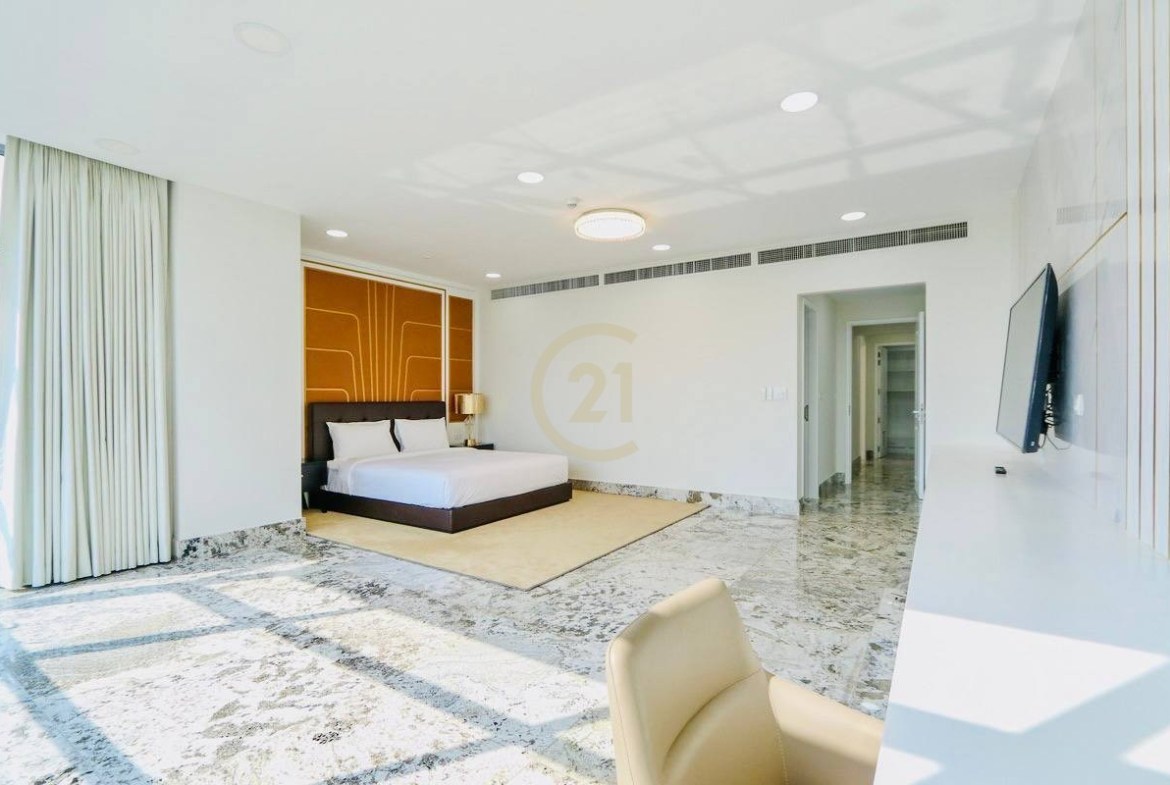 SPECIOUS PENTHOUSE FOR RENT AT BKK1