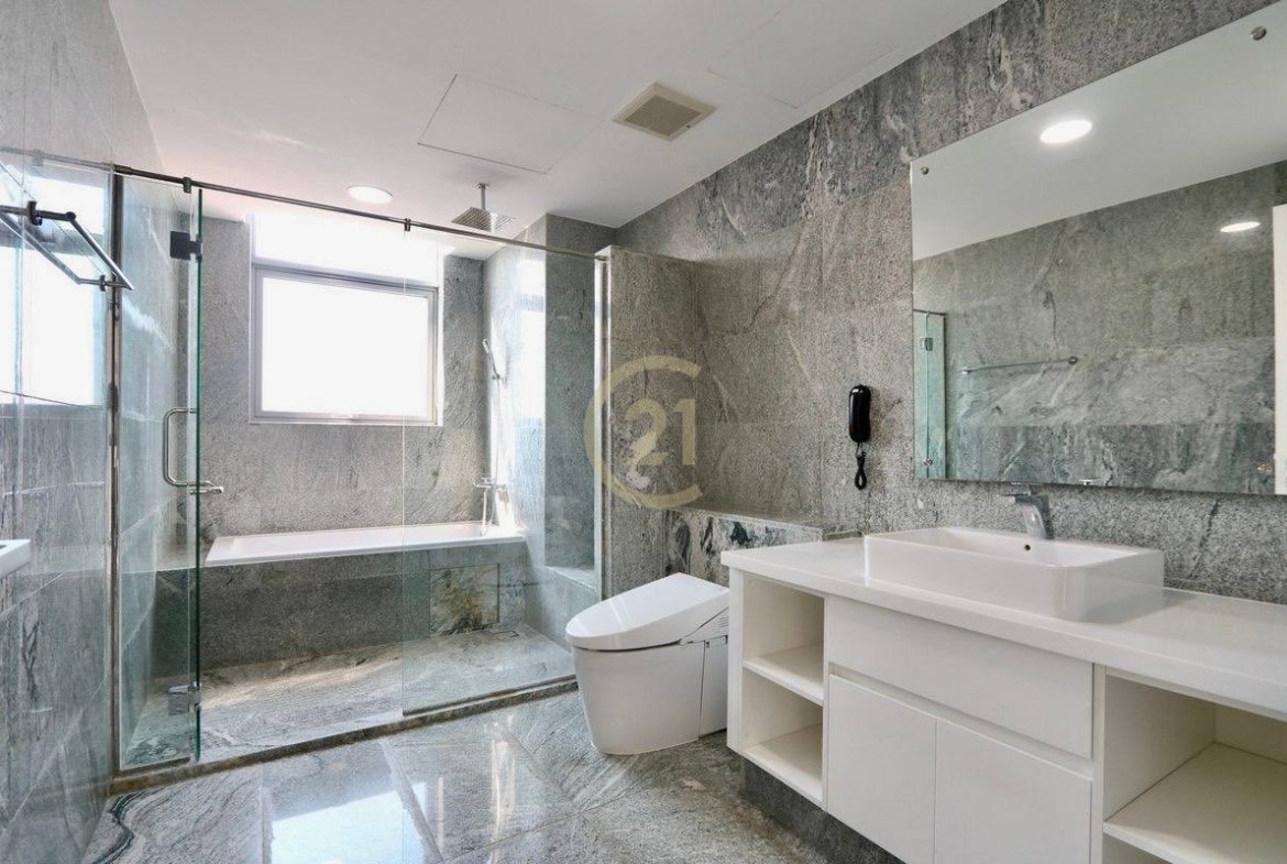 SPECIOUS PENTHOUSE FOR RENT AT BKK1