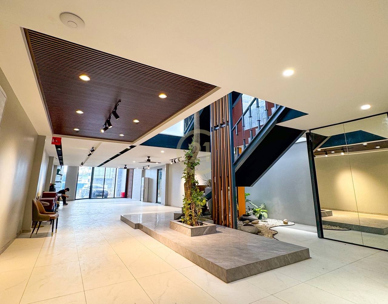 Modern Commercial Building for Rent – Monivong Blvd (Main Road)