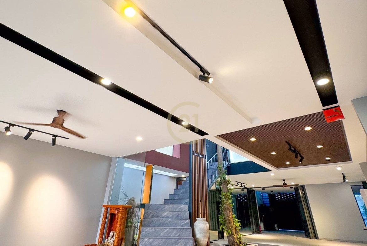 Modern Commercial Building for Rent – Monivong Blvd (Main Road)