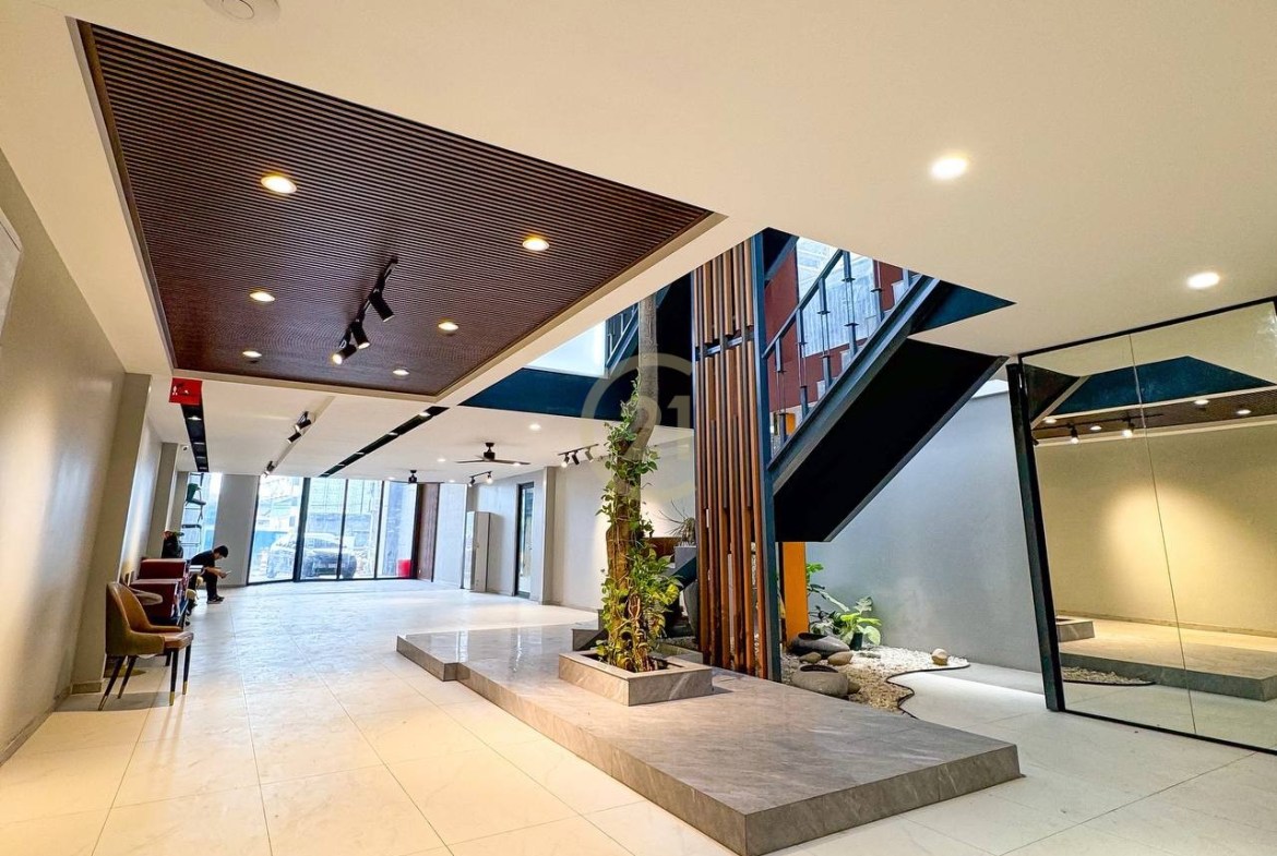 Modern Commercial Building for Rent – Monivong Blvd (Main Road)