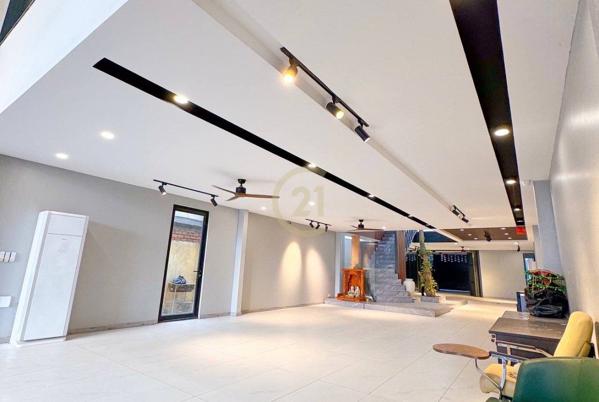 Modern Commercial Building for Rent – Monivong Blvd (Main Road)