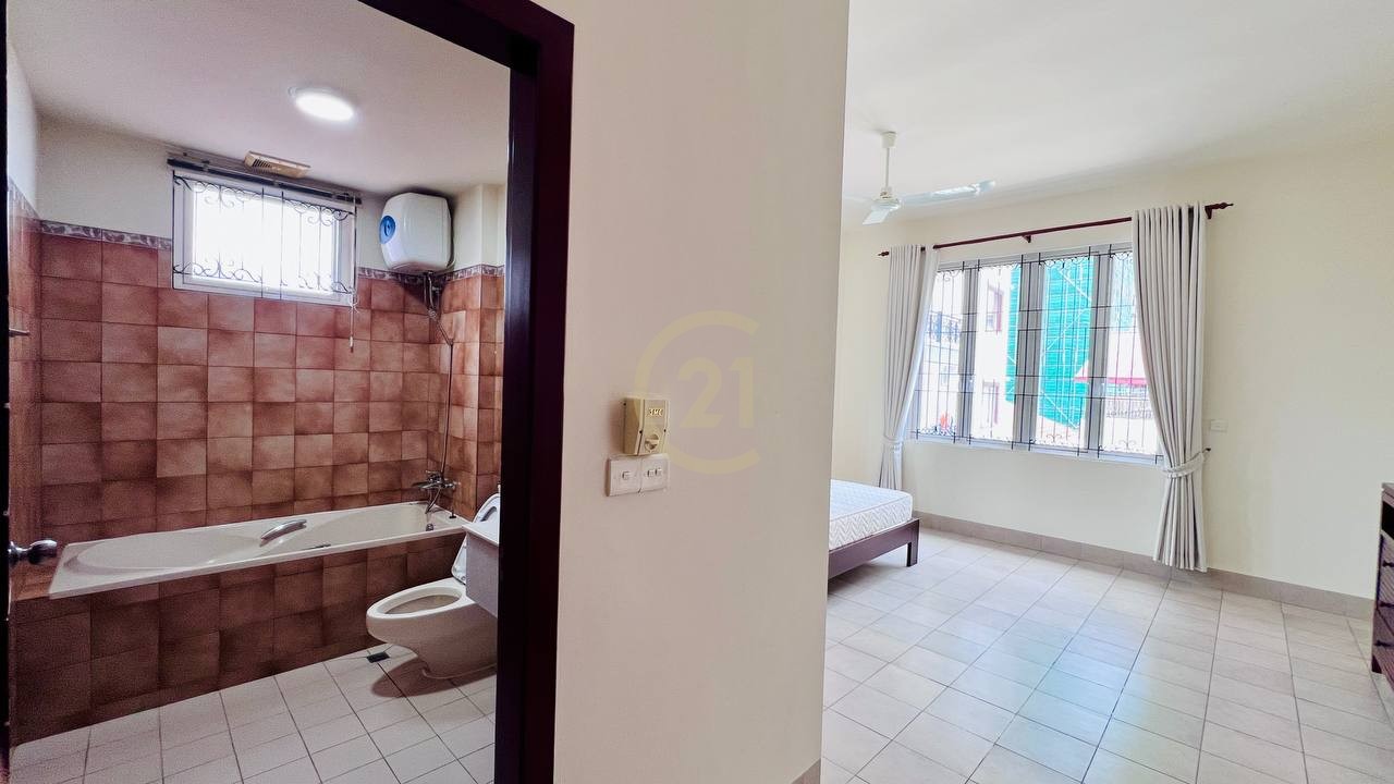 WESTERN THREE BEDROOM FOR RENT-BKK1