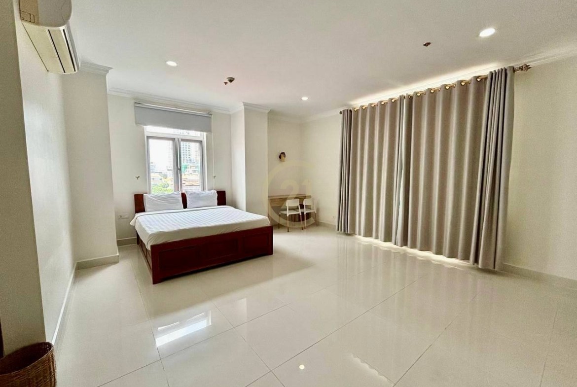 SPECIOUS THREE BEDROOM FOR RENT-BKK1