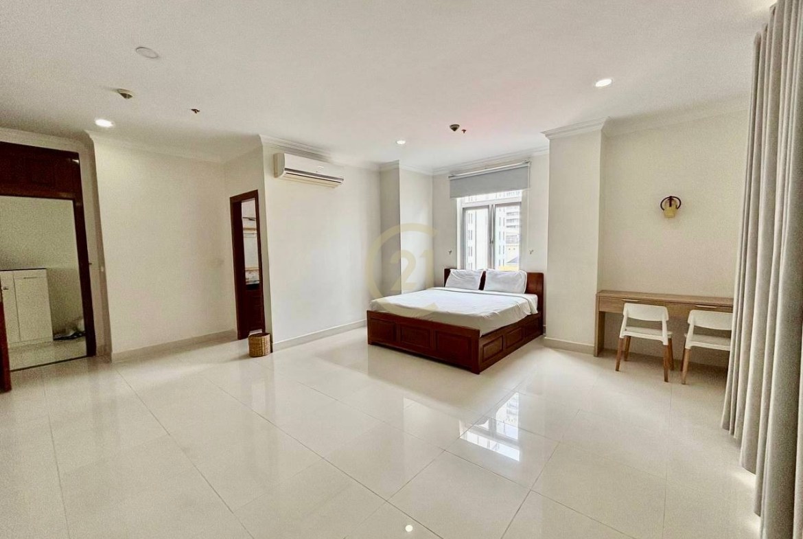 SPECIOUS THREE BEDROOM FOR RENT-BKK1