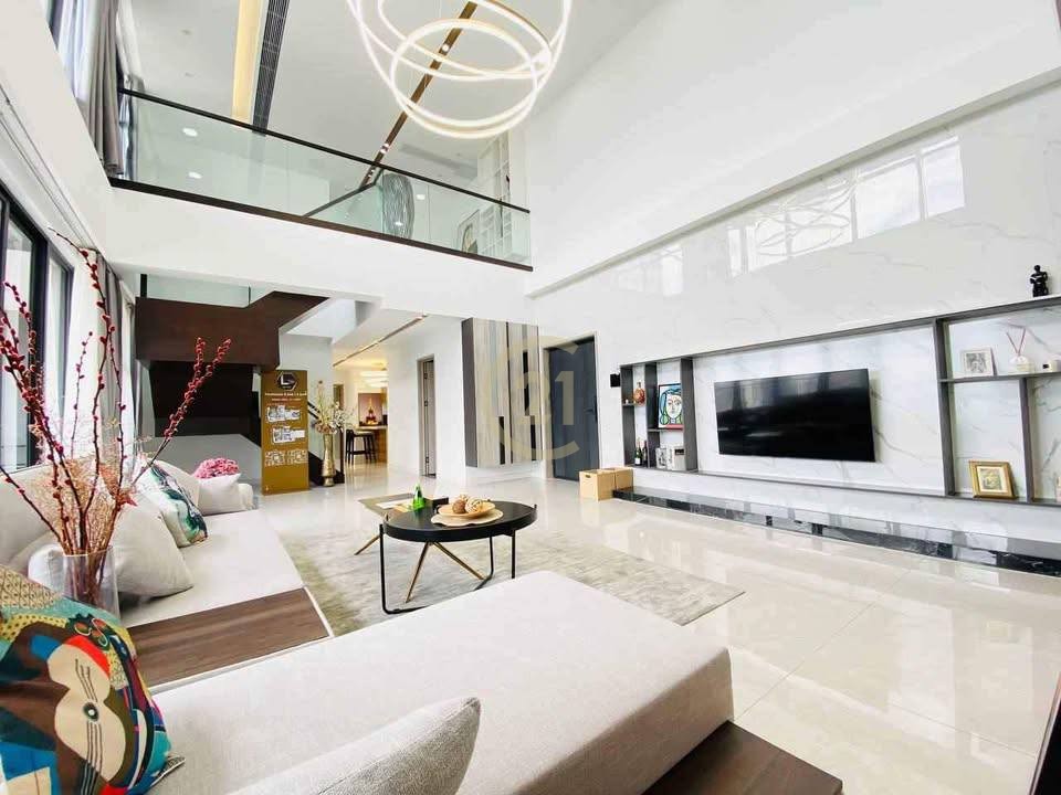 ELEGANT PENTHOUSE FOR RENT-HEART OF BKK1