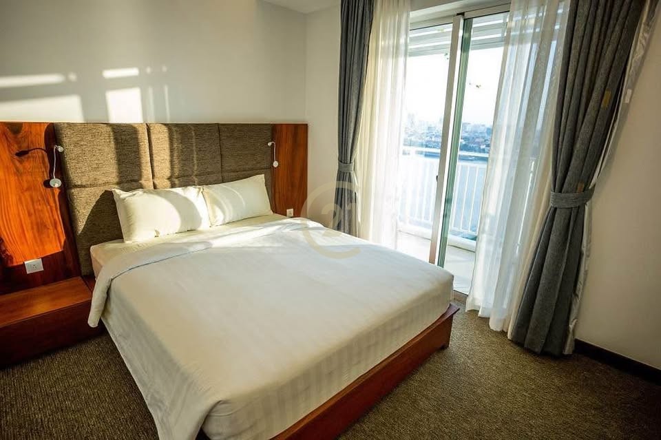 CLASSIC TWO BEDROOM FOR RENT-RIVER VIEW