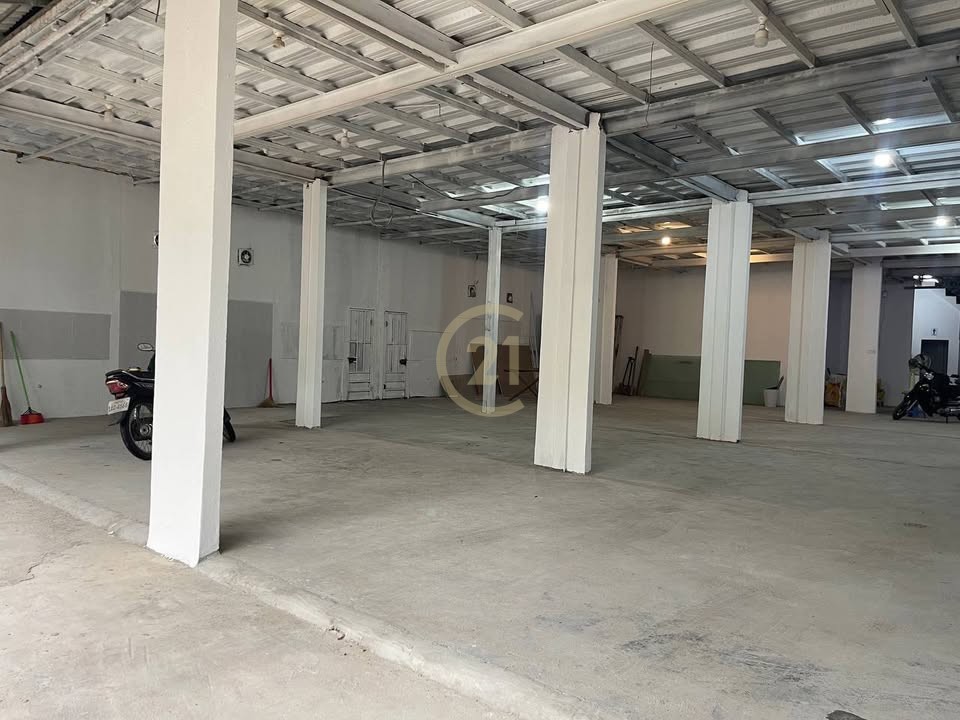 Shophouse / Commercial Space for Rent in Toul Tompoung