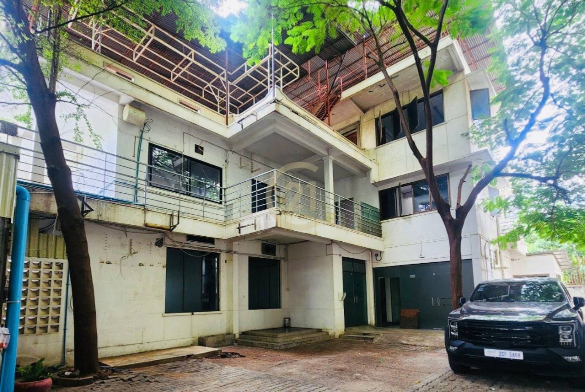 Cafe Shop + Office Building for Rent on Main Road, Tonle Basak | 13 Rooms | 1,193sqm