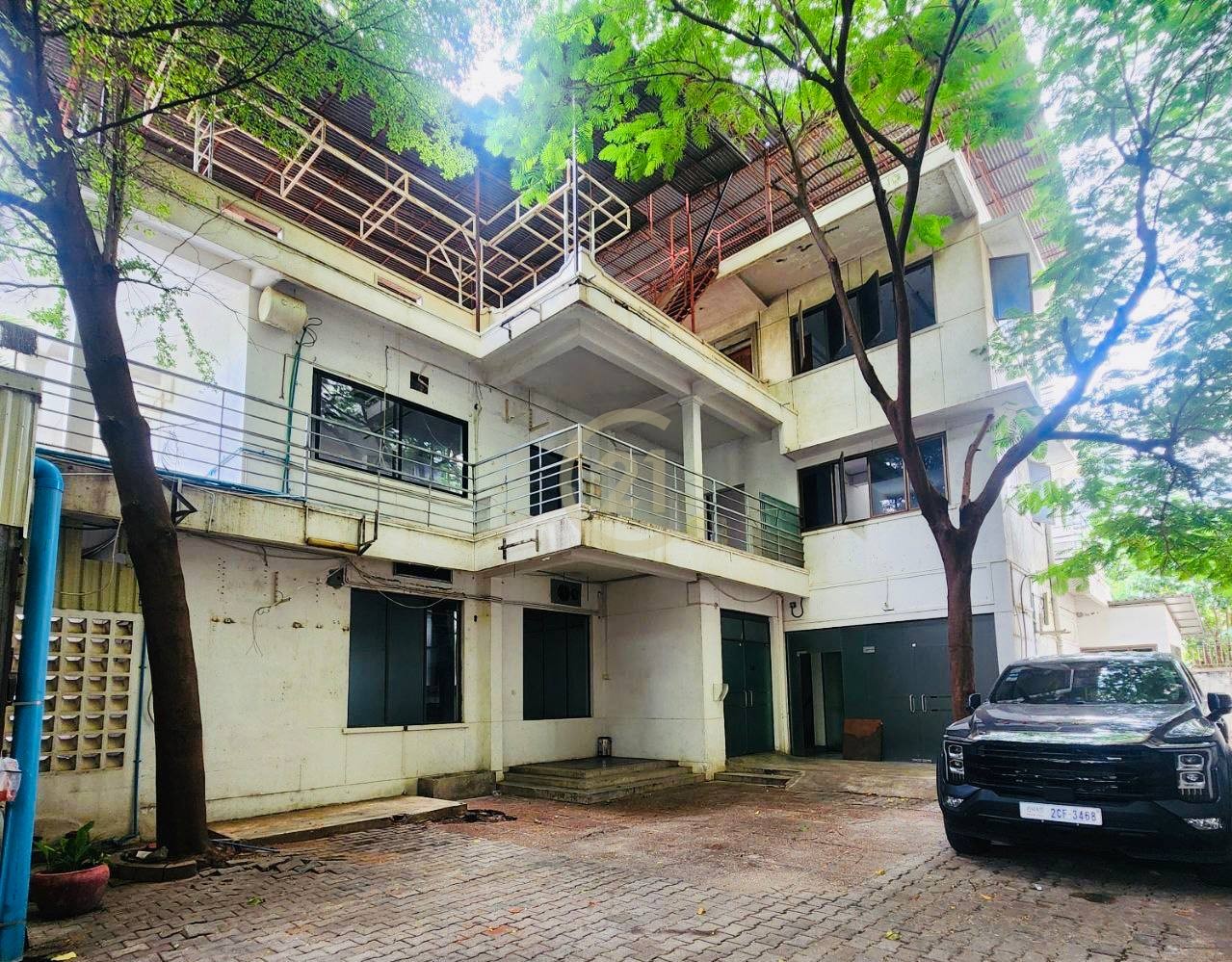 Cafe Shop + Office Building for Rent on Main Road, Tonle Basak | 13 Rooms | 1,193sqm