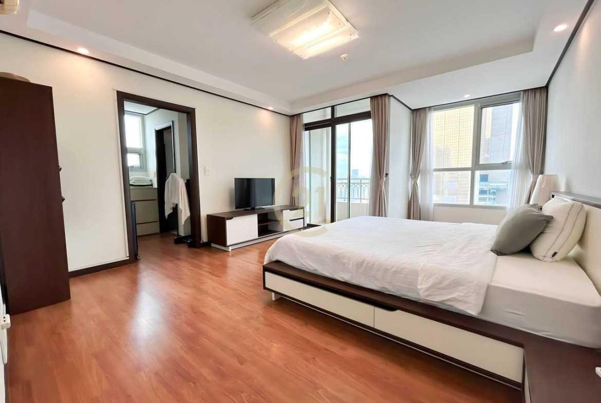 ADORABLE THREE BEDROOM FOR RENT-BKK1