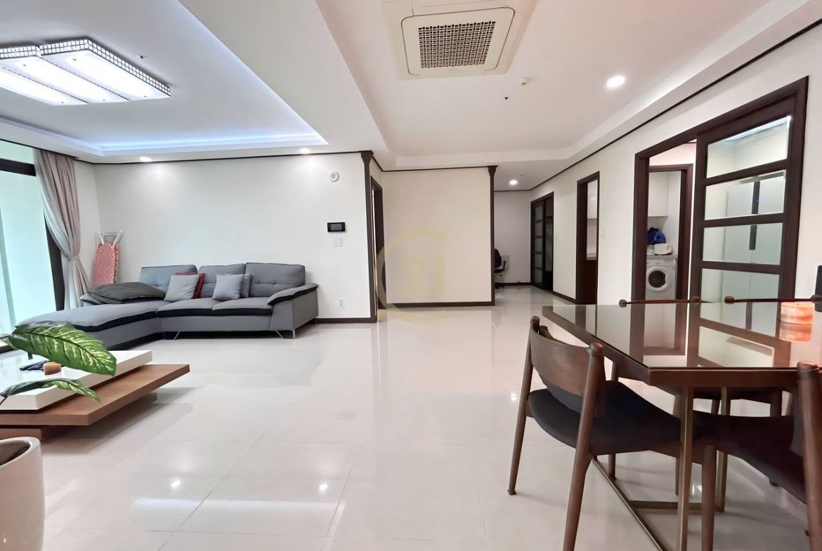 ADORABLE THREE BEDROOM FOR RENT-BKK1
