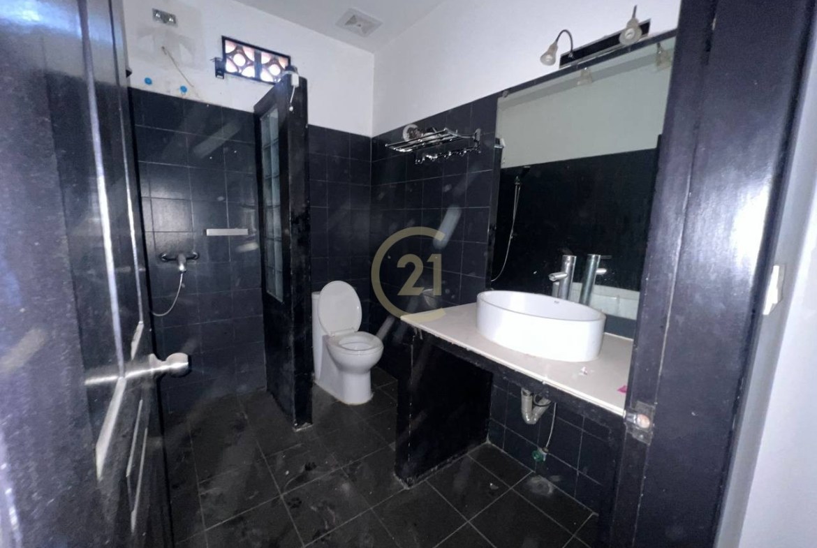 Spacious House for Rent Prime Locaion BKK1