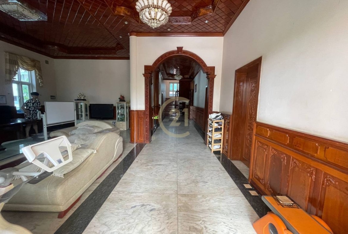 Spacious 9-Bedroom Villa for Rent in Toul Tompung | Large Land & Building Area