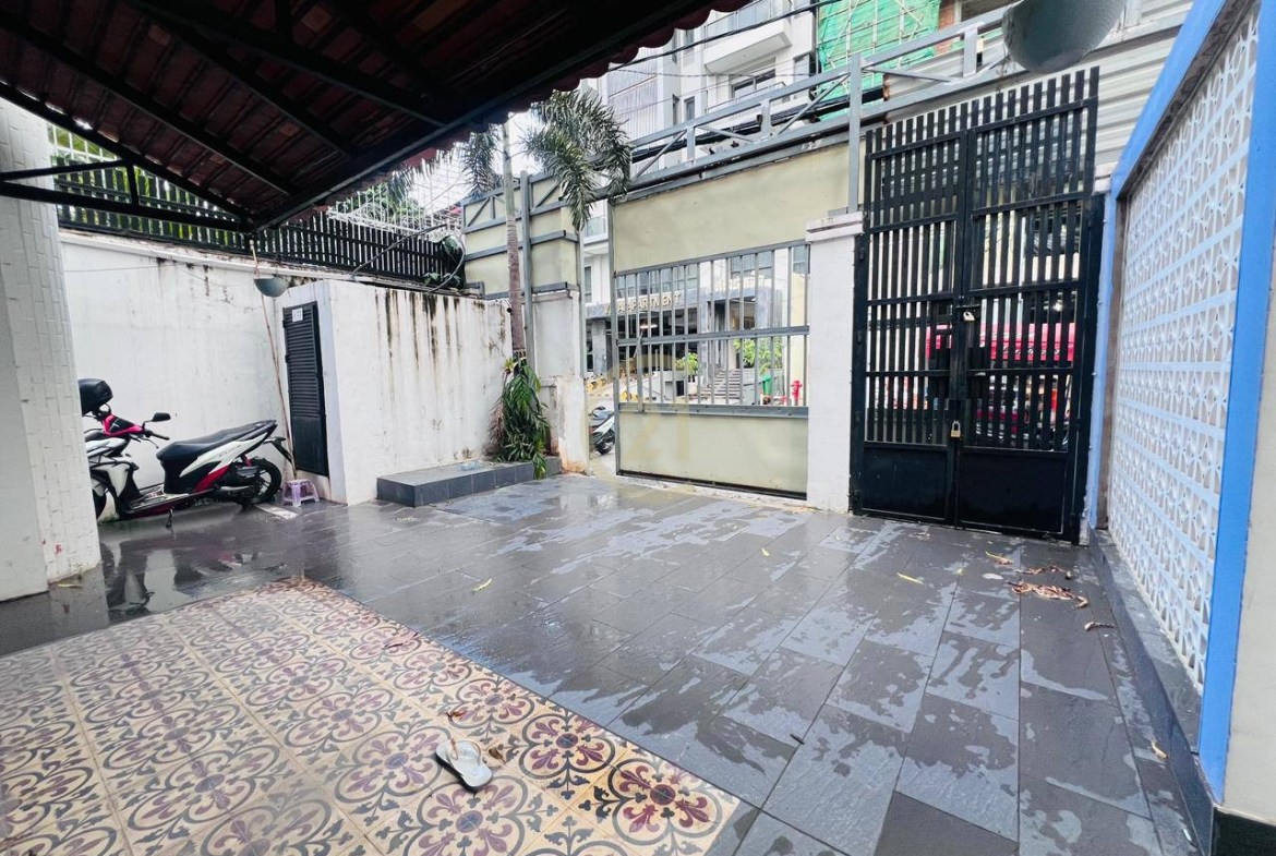 Spacious House for Rent Prime Locaion BKK1