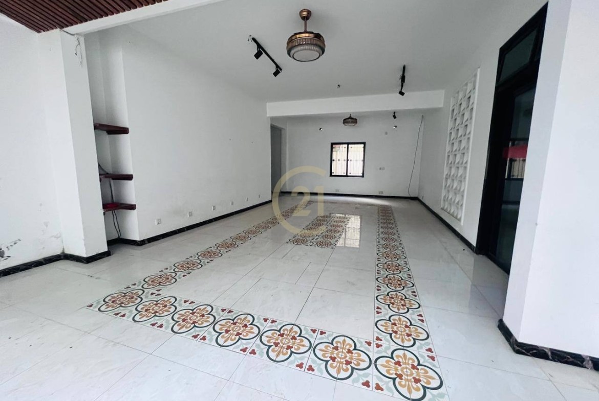 Spacious House for Rent Prime Locaion BKK1