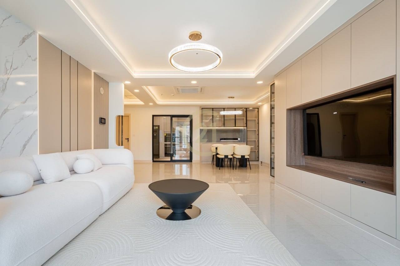 Luxuries 3 Bedroom Condo For Rent In BKK1