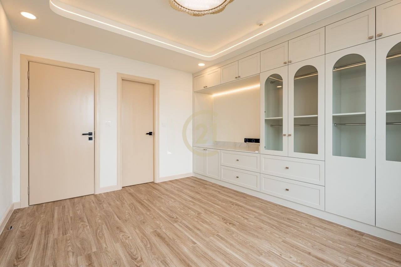 Luxuries 3 Bedroom Condo For Rent In BKK1