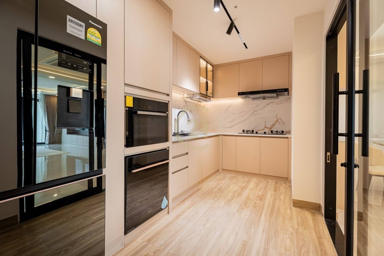 Luxuries 3 Bedroom Condo For Rent In BKK1