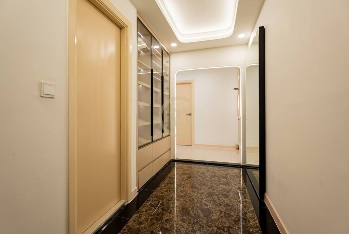 Luxuries 3 Bedroom Condo For Rent In BKK1