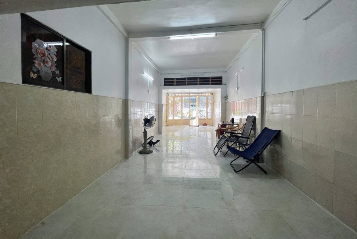 Shophouse for Rent | Prime Location in BKK1 – Hot Deal