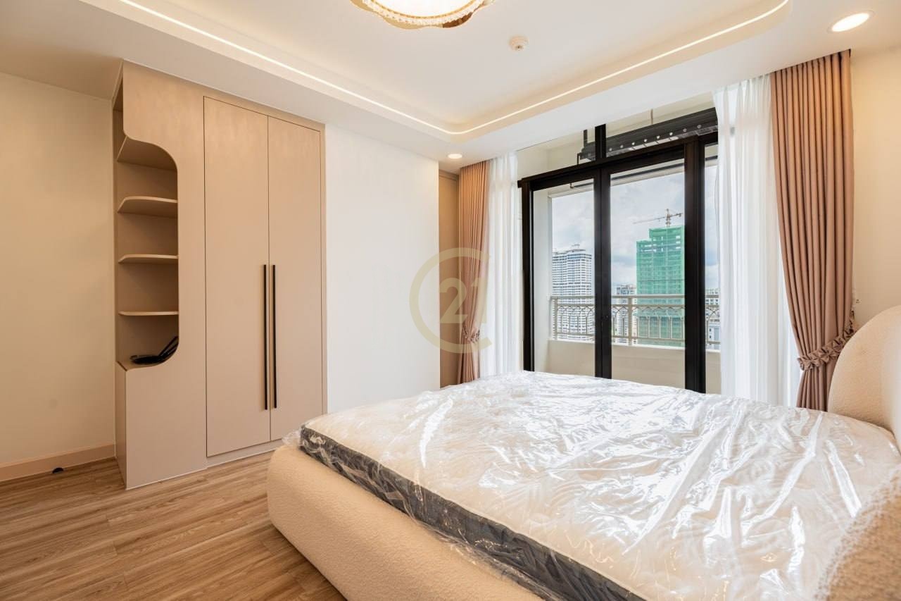 Luxuries 3 Bedroom Condo For Rent In BKK1