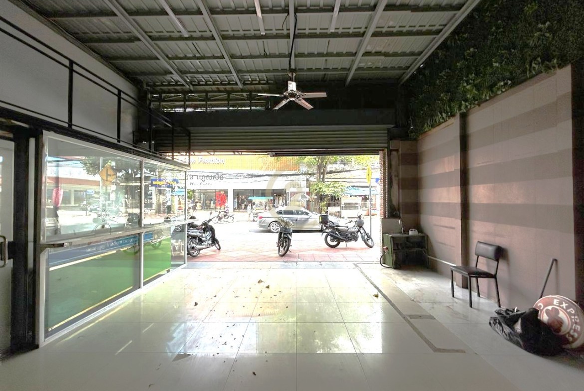 Shophouse for Rent in Boeung Trabek (Near Toul Tompoung, BKK)