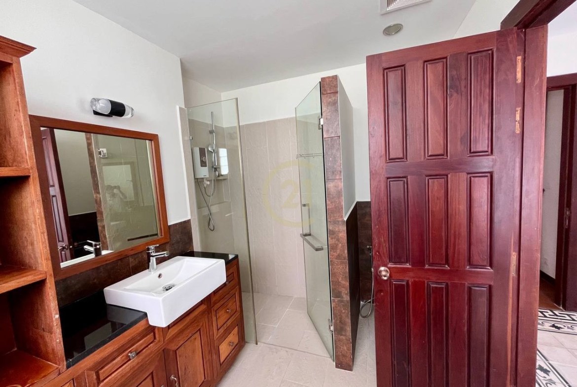 Western Three bedroom For Rent At Russian Market