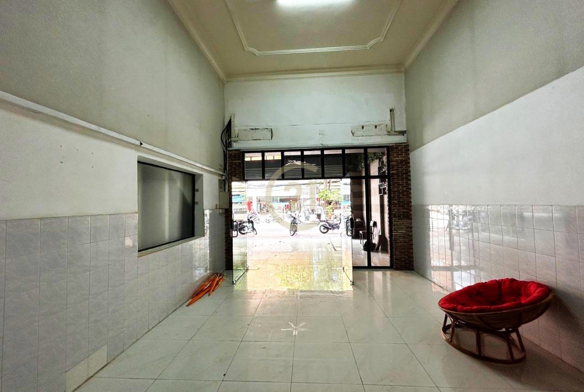 Shophouse for Rent in Boeung Trabek (Near Toul Tompoung, BKK)