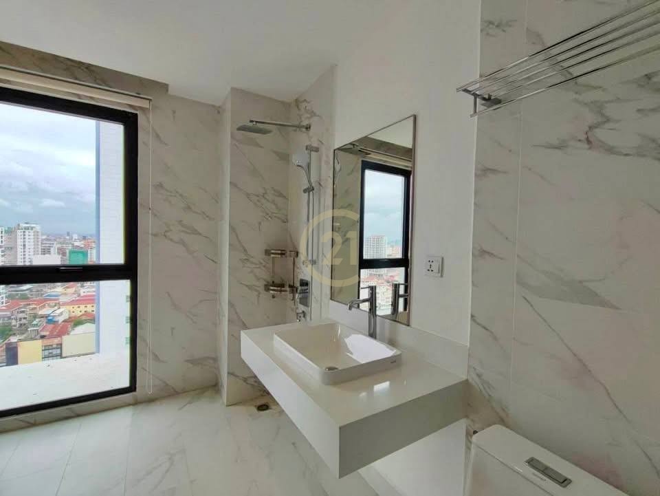 STYLISH THREE BEDROOM FOR RENT-BKK1