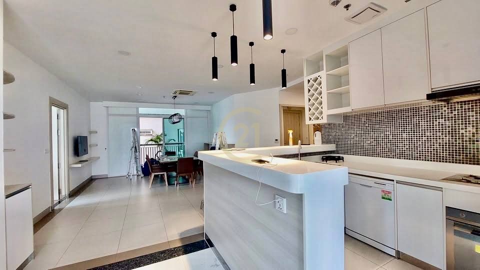 LUXURY THREE BEDROOM FOR RENT-BKK1