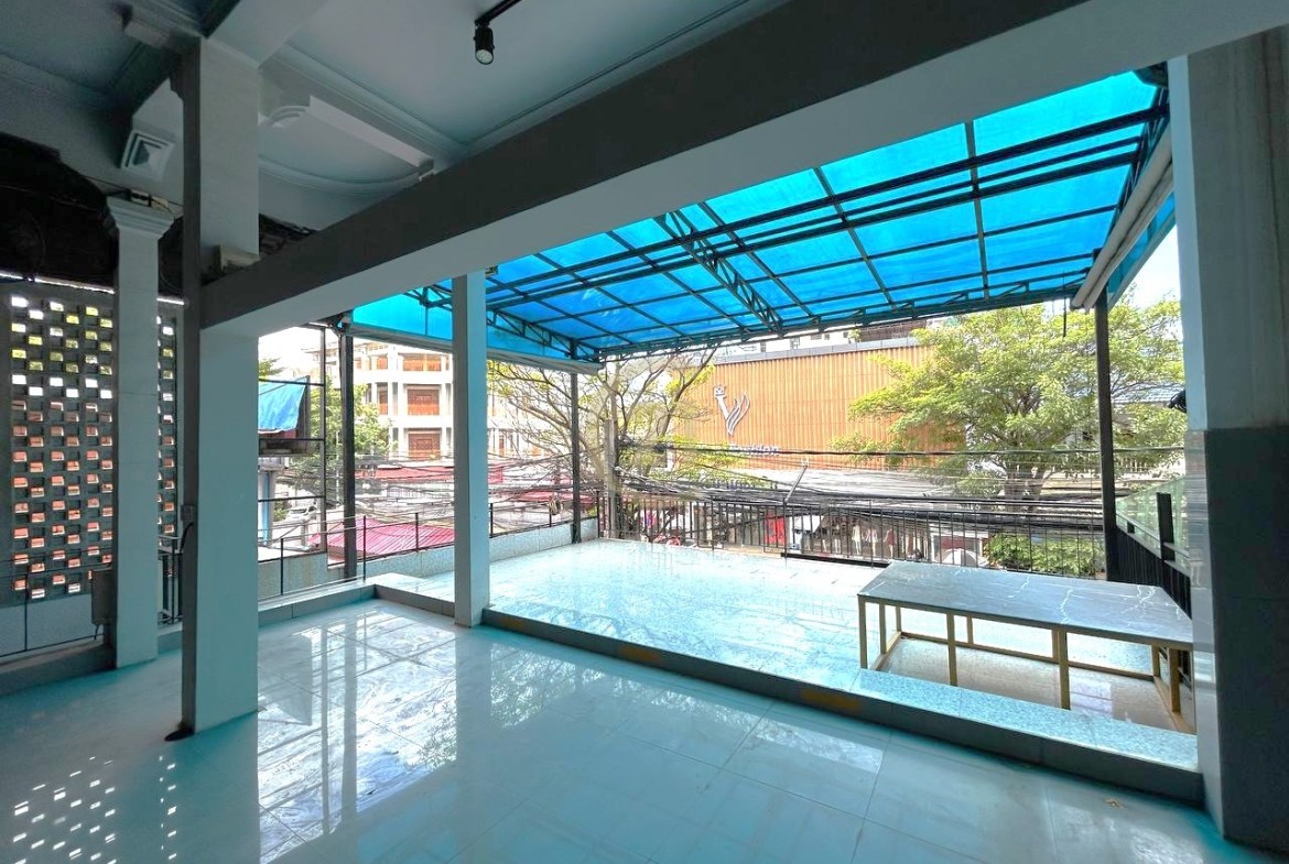 Shophouse for Rent in Boeung Trabek (Near Toul Tompoung, BKK)
