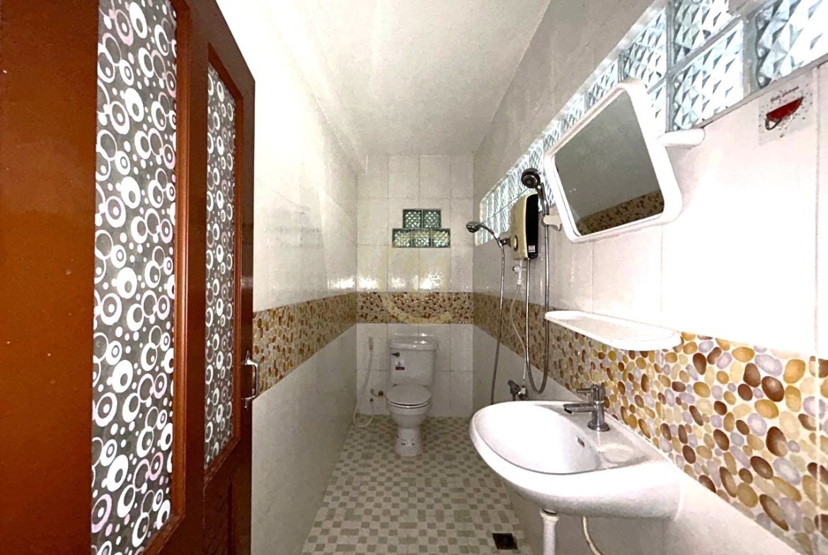 Shophouse for Rent in Boeung Trabek (Near Toul Tompoung, BKK)