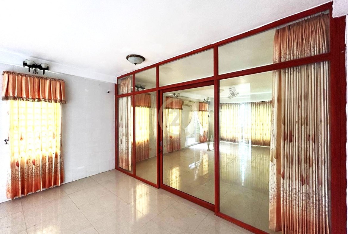 Shophouse for Rent in Boeung Trabek (Near Toul Tompoung, BKK)