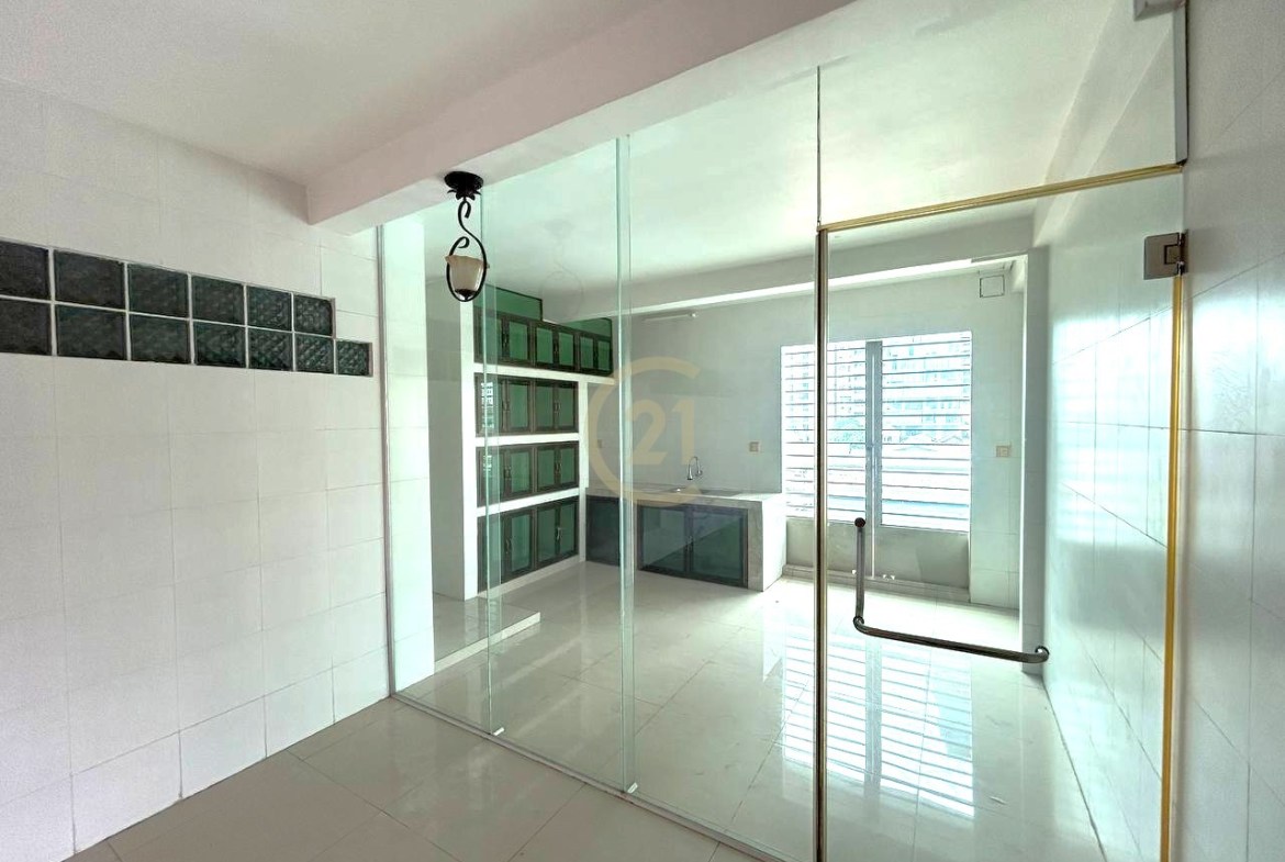 Shophouse for Rent in Boeung Trabek (Near Toul Tompoung, BKK)