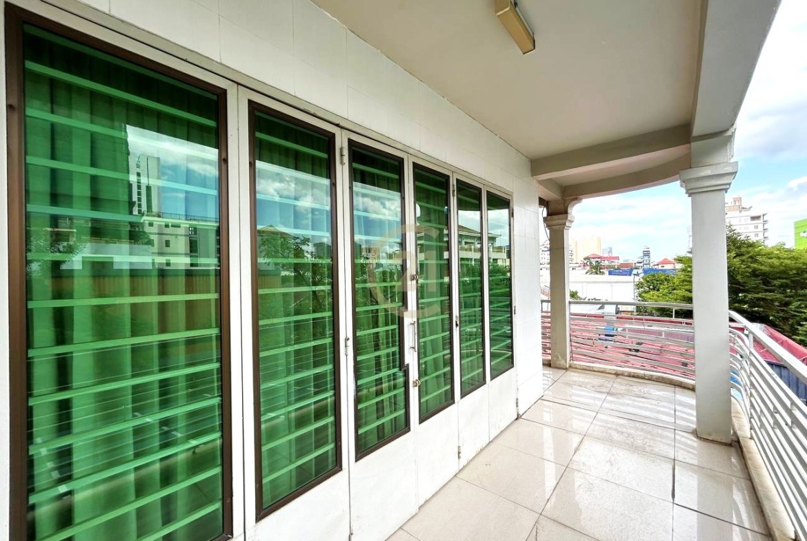 Shophouse for Rent in Boeung Trabek (Near Toul Tompoung, BKK)