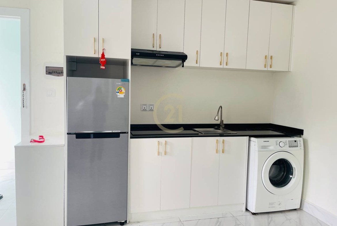 Cozy 1-Bedroom | Near Russain Market