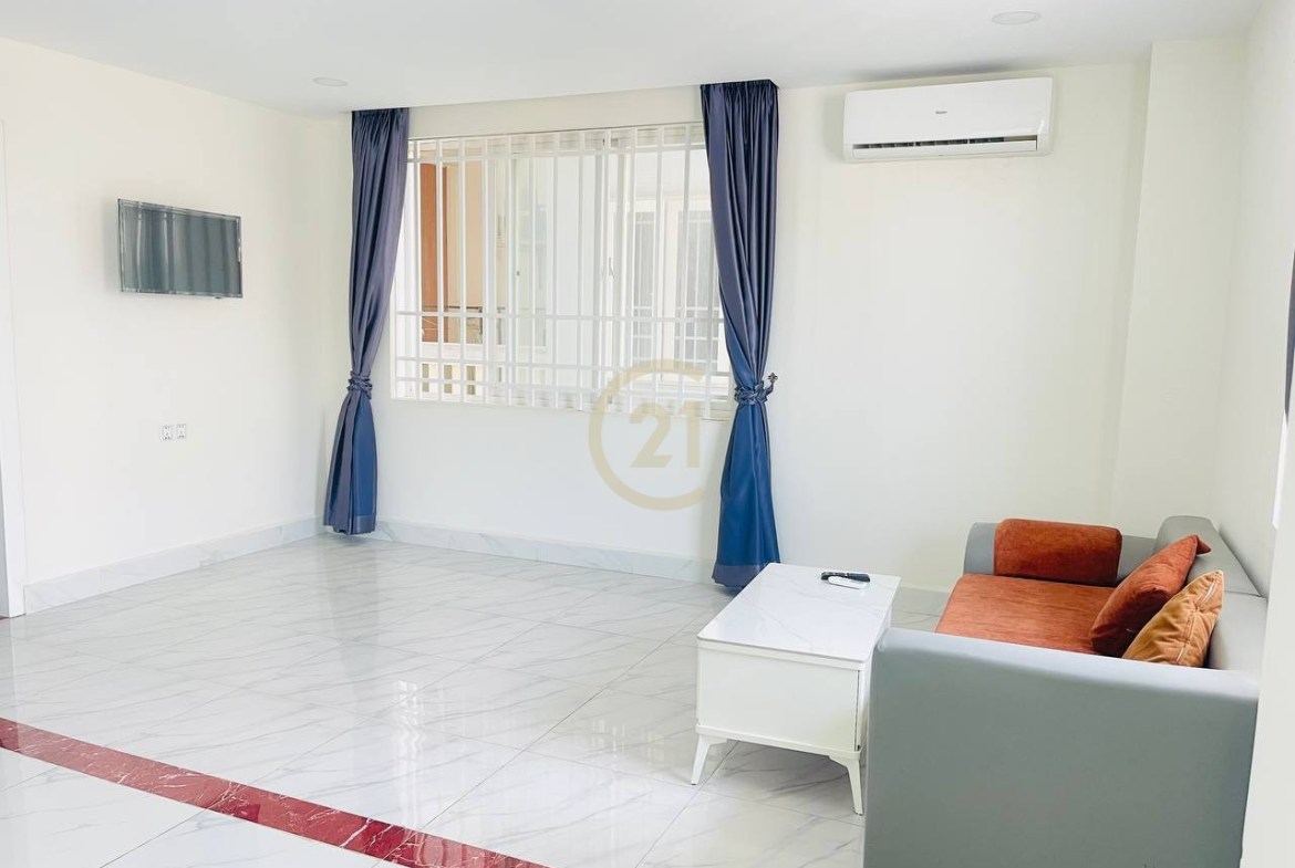 Cozy 1-Bedroom | Near Russain Market