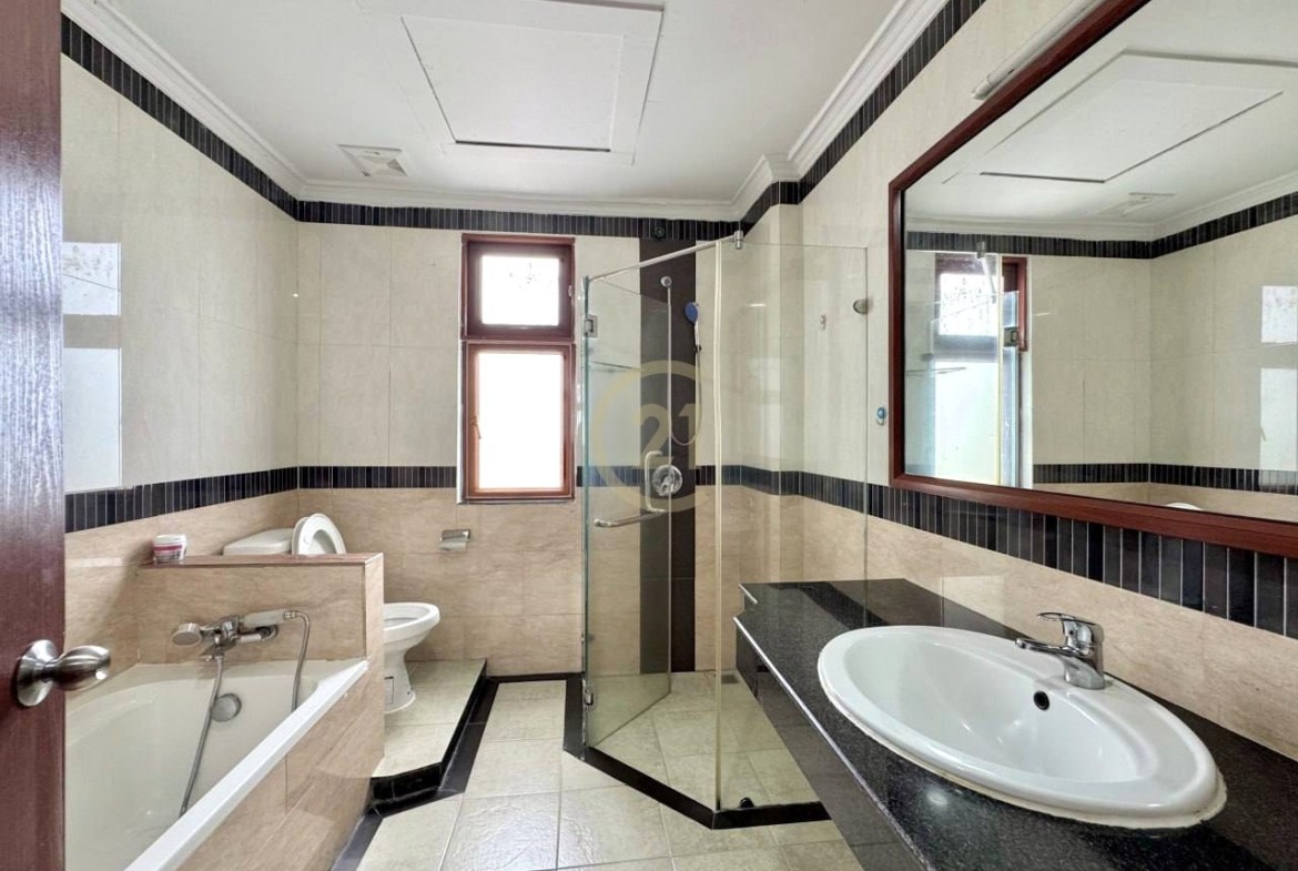 Spacious 1-Bedroom | Prime Location – in BKK1