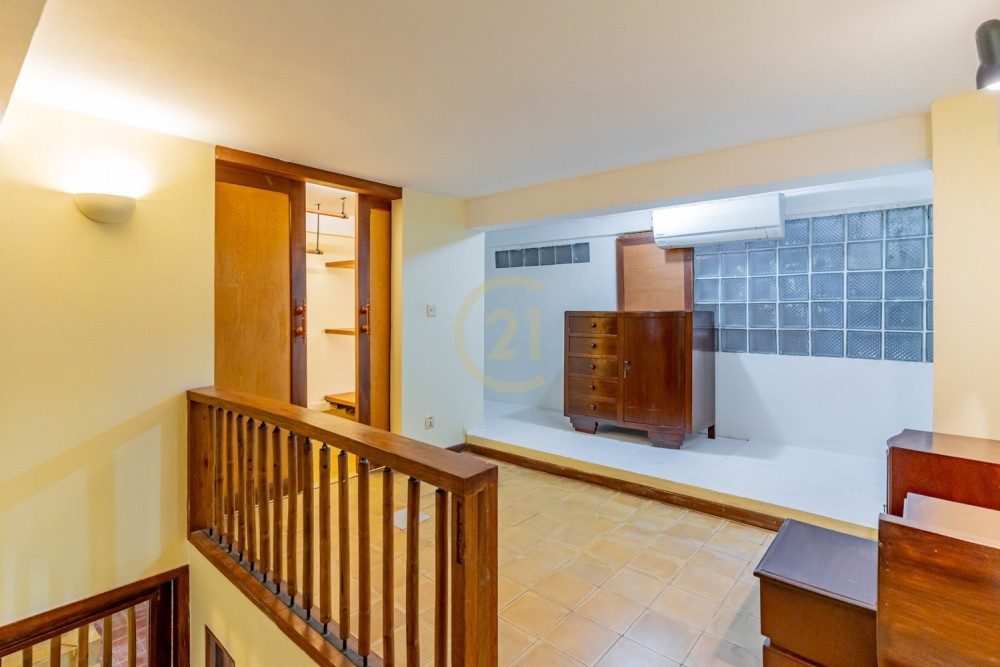 Cheaper 3 Bedroom Renovated For Rent At Doun Penh