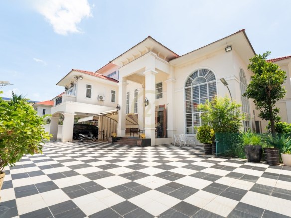 Spacious And Elegant Villa For Rent At Chroy Chongva