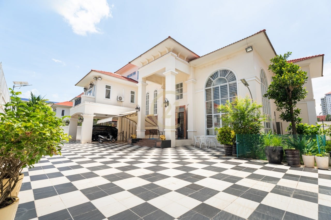 Spacious And Elegant Villa For Rent At Chroy Chongva
