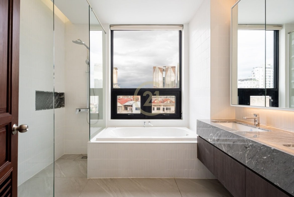 Penthouse 3 Bedroom For Rent in Tonle Bassac