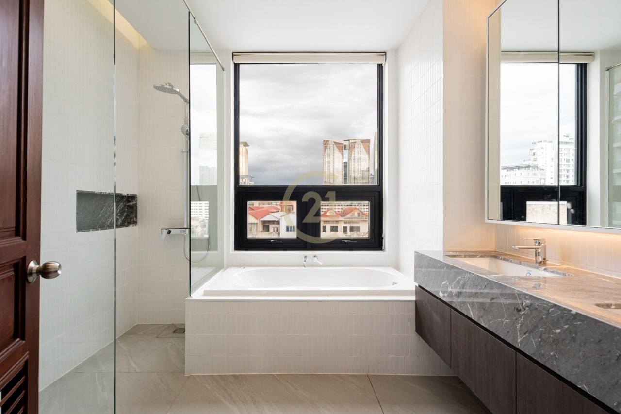 Penthouse 3 Bedroom For Rent in Tonle Bassac