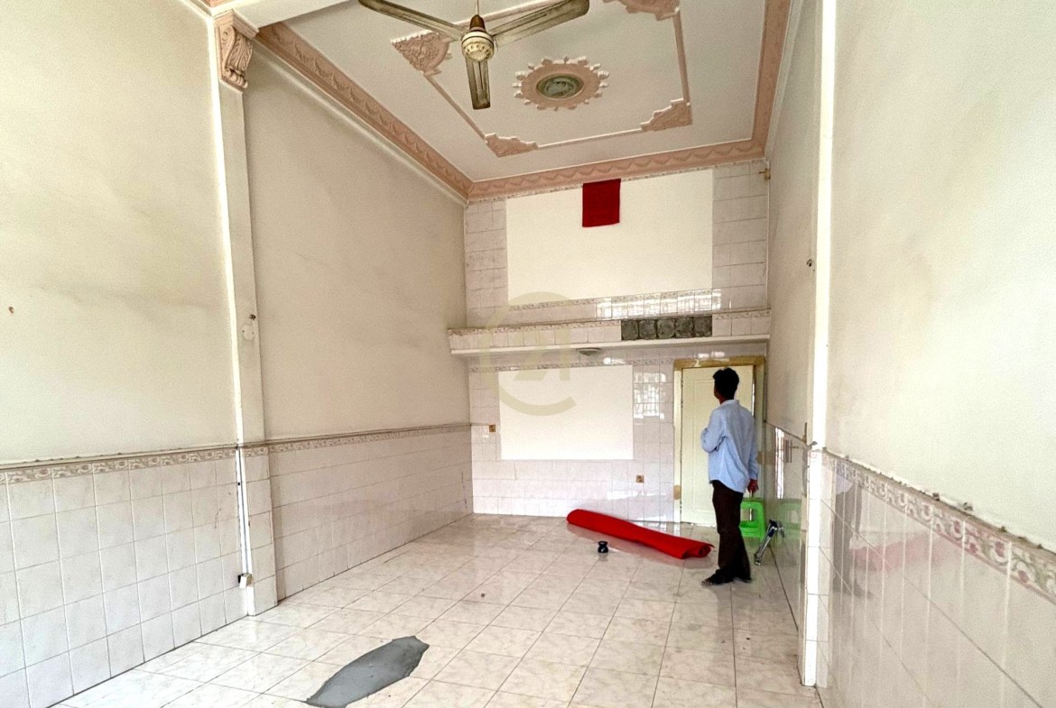 Shophouse for Rent at BKK2 | Busy Area
