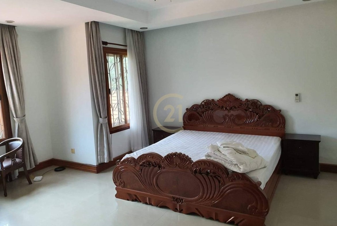Specious Villa For Rent at Tonle Bassac