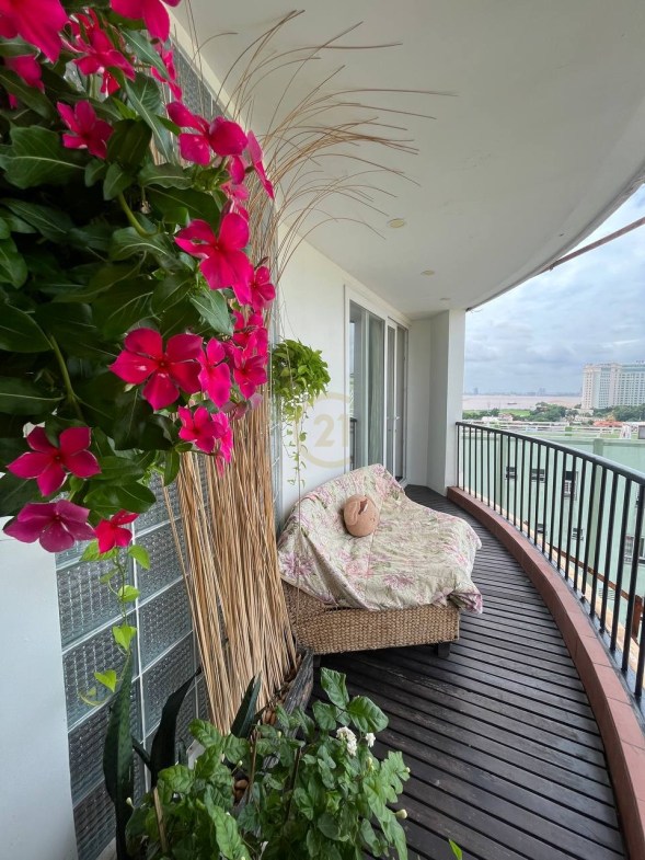 ELEGANT PENTHOUSE FOR RENT-RIVERSIDE