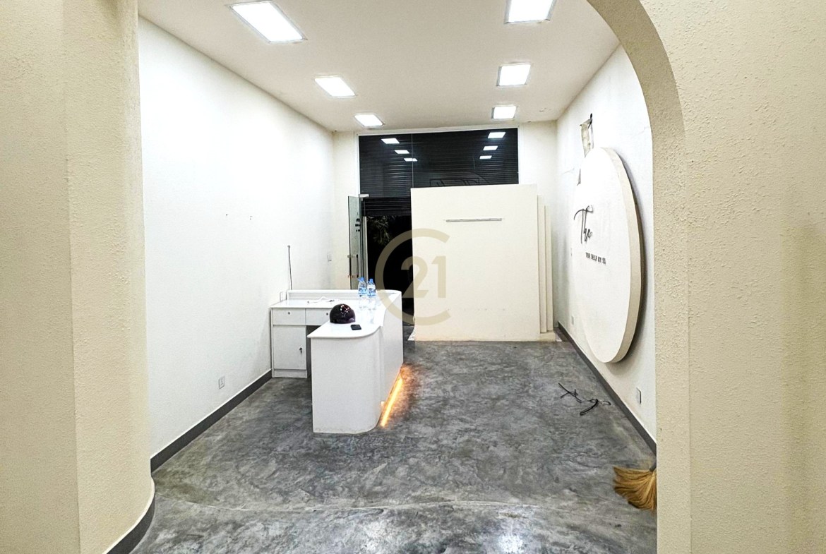 Shophouse for Rent at BKK2 | Busy Area