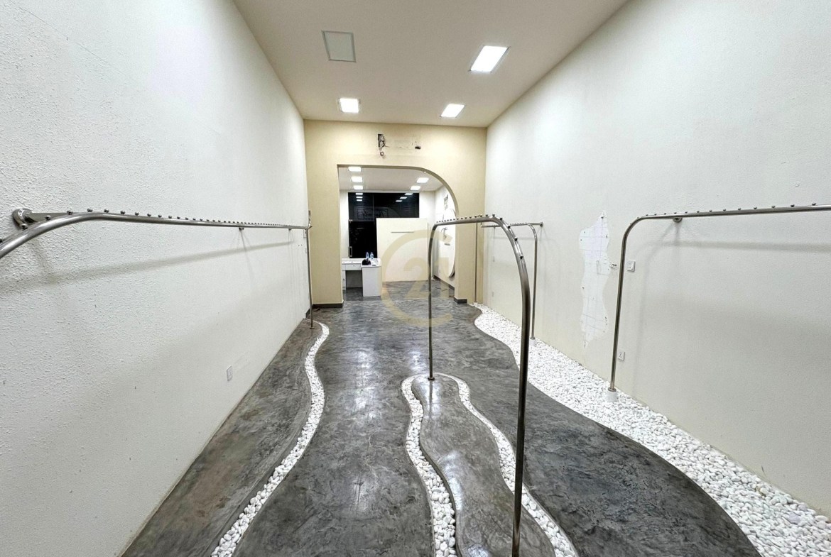 Shophouse for Rent at BKK2 | Busy Area